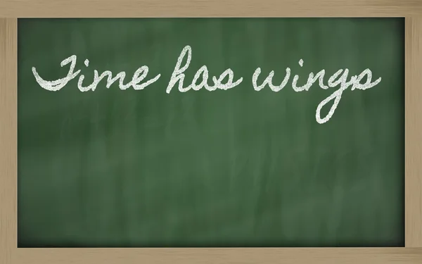 Uttryck - tid har vingar - skriven på en svart tavla skola wi — Stockfoto