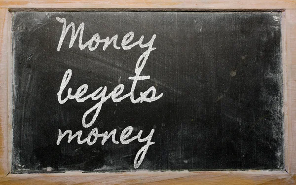 Wyrażenie - pieniądze rodzi pieniądze - napisane na blackboar szkoły — Zdjęcie stockowe