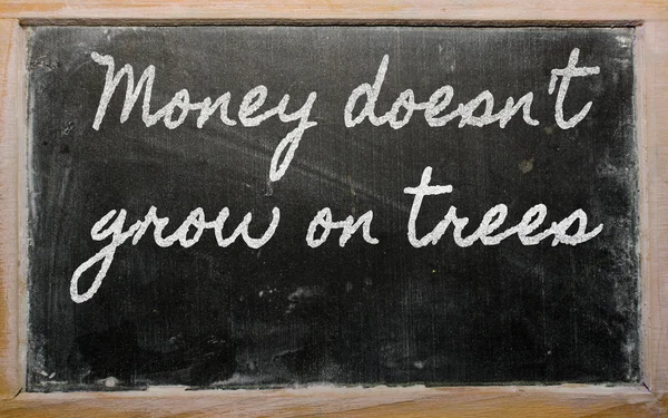 Expressão - O dinheiro não cresce em árvores - escrito em uma escola — Fotografia de Stock