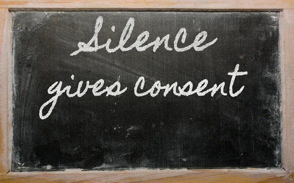 Expression - Le silence donne son consentement - écrite sur un blackb scolaire — Photo