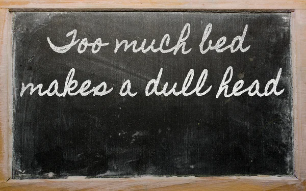 Expresión - demasiada cama hace que una cabeza aburrida - escrito en un scho —  Fotos de Stock