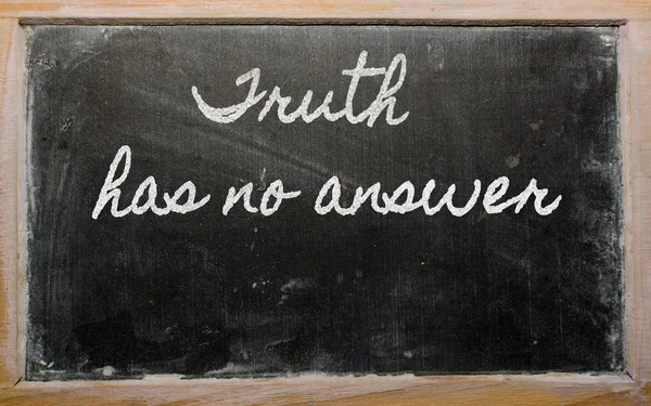 Expressie - waarheid heeft geen antwoord - geschreven op een school blackboa — Stockfoto