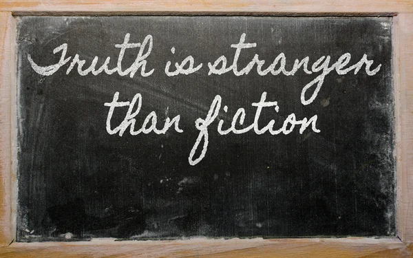 Ausdruck - Wahrheit ist seltsamer als Fiktion - auf einem scho geschrieben — Stockfoto