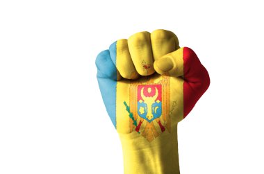 moldova bayrağı renklerde boyanmış yumruk