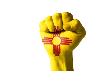 yumruk bize new mexico eyaleti bayrak renklerde boyanmış