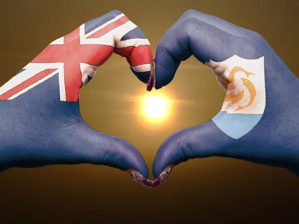 Herz und Liebe Geste von Händen in Anguilla Flagge gefärbt während — Stockfoto