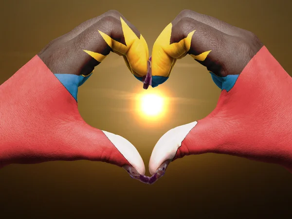 Kolorowe serca i miłości gest rękoma w antigua barbuda flaga — Zdjęcie stockowe