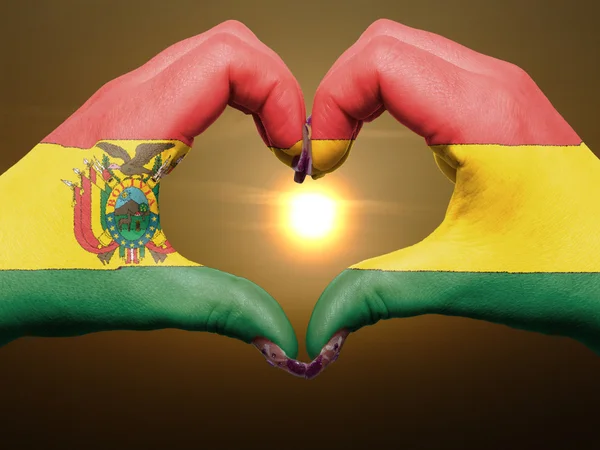 Gestos de amor y corazón con las manos coloreadas en banderas de Bolivia durante b — Foto de Stock