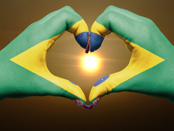 Сердце и любовь жест руками окрашены в бразильский флаг во время быть
