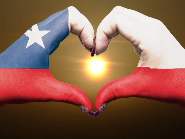 在东亚银行期间在智利国旗色的心和爱的姿态的手 — 图库照片