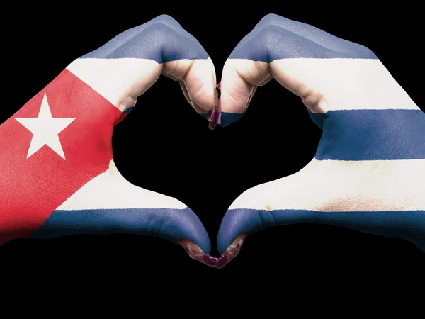 Coração e amor gesto por mãos coloridas na bandeira de Cuba para o turismo — Fotografia de Stock