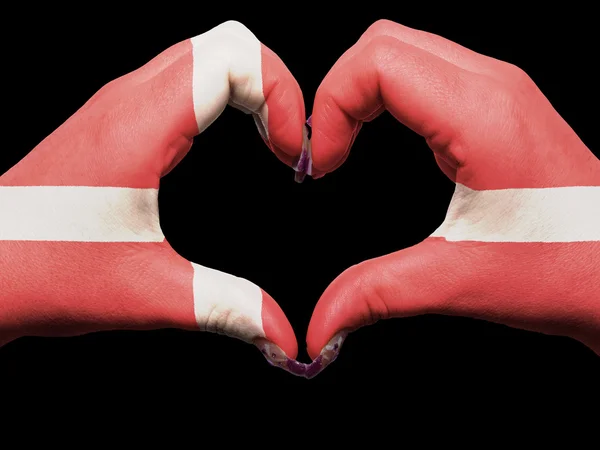 Geste de coeur et d'amour par les mains colorées dans le drapeau du Danemark pour la tournée — Photo
