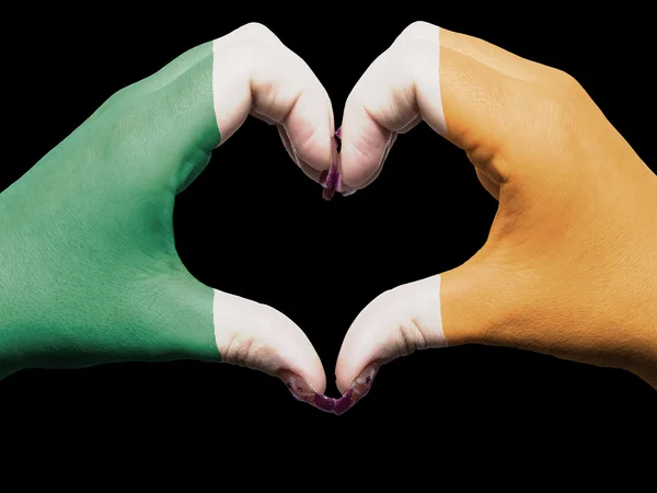 Жест любви и сердца руками, раскрашенными в ирландский флаг для тура — стоковое фото