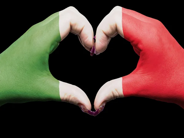 Coração e gesto de amor por mãos coloridas em itália bandeira para touris — Fotografia de Stock