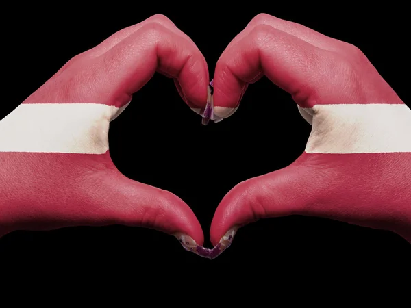 Kalp ve sevgi jest ellerinizle Letonya bayrağı kurulmasını için renkli — Stok fotoğraf