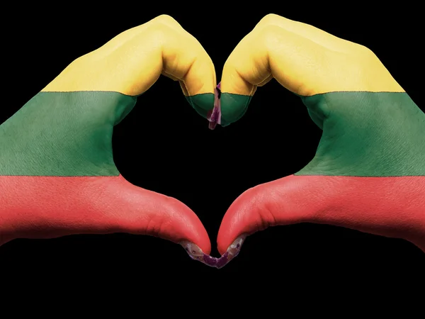 Сердце и любовь жест руками окрашены в флаг lithuania для — стоковое фото