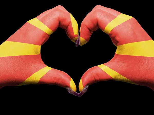 Cœur et geste d'amour par les mains colorées dans le drapeau de la macédonie pour — Photo