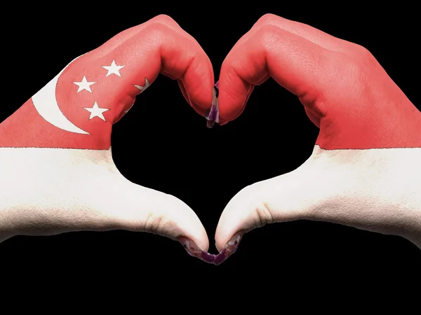 Coração e gesto de amor por mãos coloridas em bandeira singapore para t — Fotografia de Stock