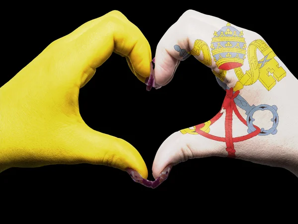 Geste de coeur et d'amour par les mains colorées dans le drapeau vatican pour la tournée — Photo