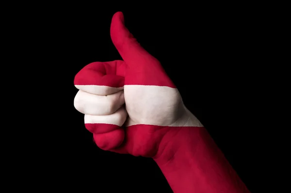 Lettonia bandiera nazionale pollice in su gesto per l'eccellenza e raggiungere — Foto Stock