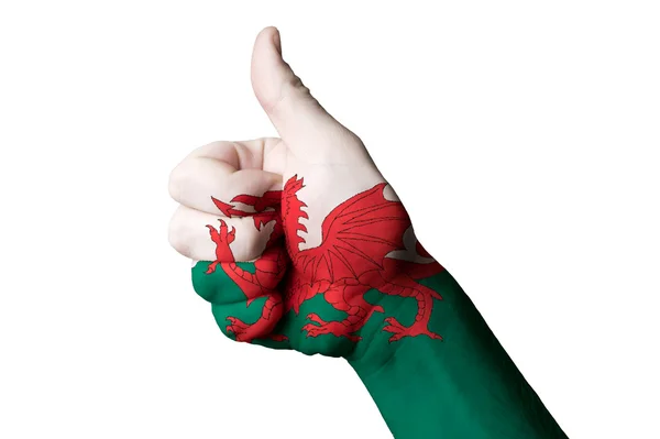Уэльс национальный флаг большой палец вверх жест за совершенство и достижения — стоковое фото
