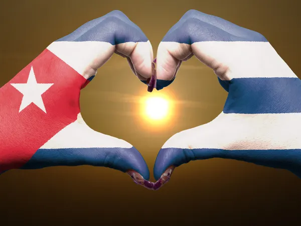 Corazón y gesto de amor con las manos coloreadas en la bandera cubana durante el beau — Foto de Stock