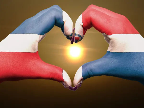 Corazón y gesto de amor con las manos coloreadas en bandera dominicana durante —  Fotos de Stock