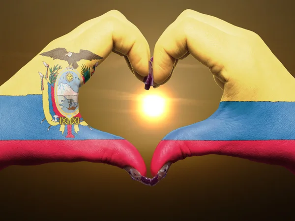 Hart en liefde gebaar door handen gekleurde in ecuador vlag tijdens b — Stockfoto