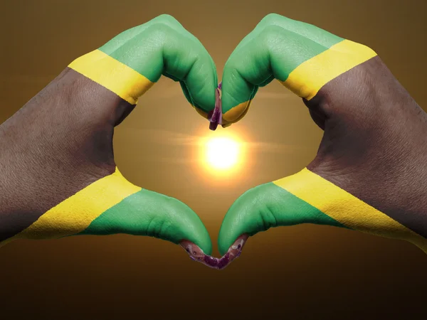 Hjärta och kärlek gest av händer färgad i jamaica flagga under b — Stockfoto
