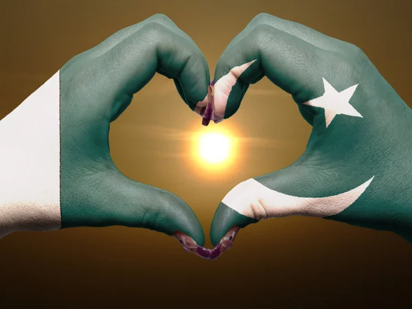 Καρδιά και αγάπη χειρονομία από χέρια χρωματισμένη με σημαία του Πακιστάν κατά τη διάρκεια — Φωτογραφία Αρχείου
