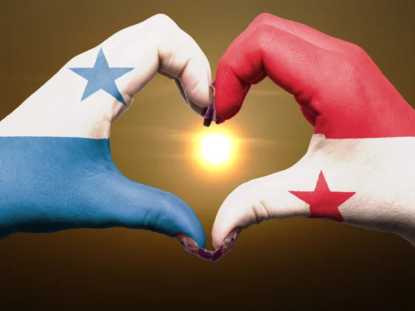Coração e gesto de amor por mãos coloridas na bandeira do Panamá durante ser — Fotografia de Stock