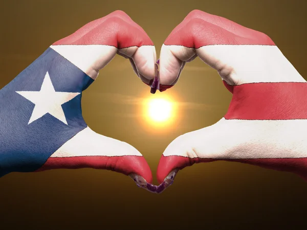 Cœur et geste d'amour par les mains colorées en drapeau puerto rico duri — Photo