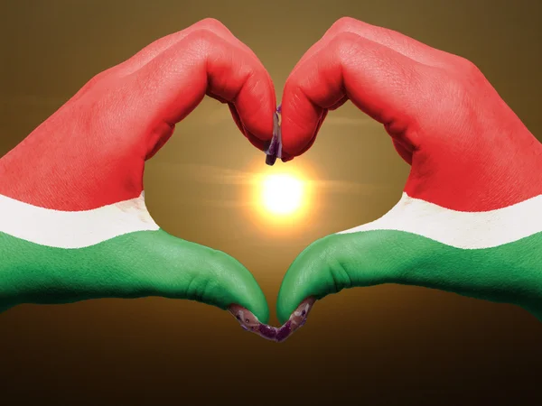 Жест любви и сердца руками, раскрашенными в сейшельский флаг Durin — стоковое фото