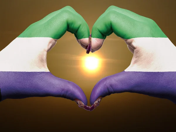 Hjärta och kärlek gest av händer färgade i sierra Leones flagga dur — Stockfoto
