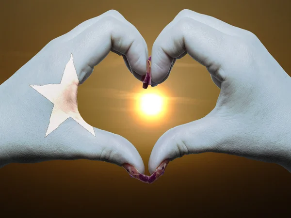 Corazón y el gesto de amor por las manos de color en la bandera de Somalia durante b — Foto de Stock