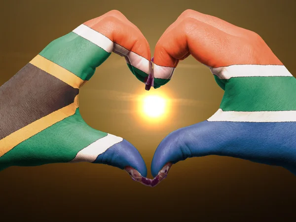 Coração e gesto de amor por mãos coloridas na África do Sul bandeira dur — Fotografia de Stock