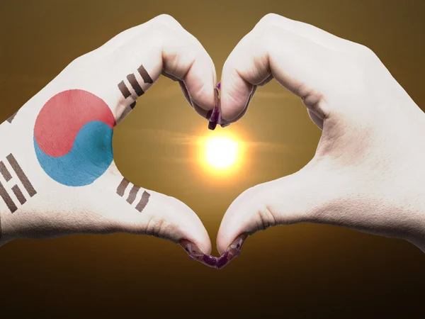 Cuore e amore gesto da mani colorate in Corea del Sud bandiera duri — Foto Stock