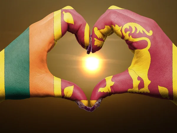 Жест любви и сердца руками, раскрашенными в флаг Шри-Ланки во время — стоковое фото