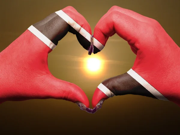 Coração e gesto de amor por mãos coloridas em trinidad tobago bandeira — Fotografia de Stock