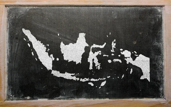 黑板上的印度尼西亚大纲地图 — 图库照片
