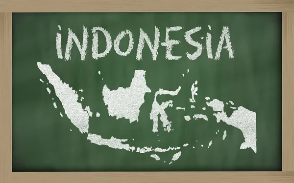 黑板上的印度尼西亚大纲地图 — 图库照片