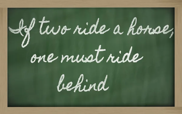 Ausdruck - wenn zwei auf einem Pferd reiten, muss man hinterher reiten - writte — Stockfoto