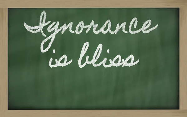 Expresión - La ignorancia es bienaventuranza - escrito en un blackboar escolar — Foto de Stock