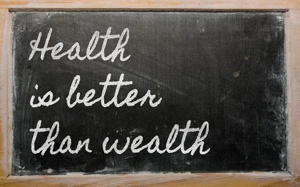Ekspresi Kesehatan lebih baik daripada kekayaan - ditulis di sekolah — Stok Foto