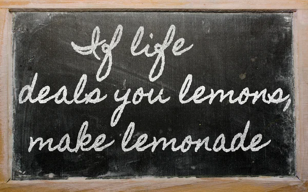 Ausdruck - wenn dir das Leben Zitronen schenkt, mach Limonade - geschrieben o — Stockfoto