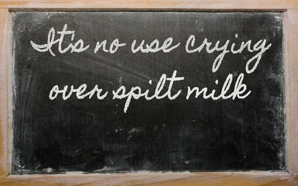 Expressie - het heeft geen zin huilen over gemorste melk - geschreven op een — Stockfoto