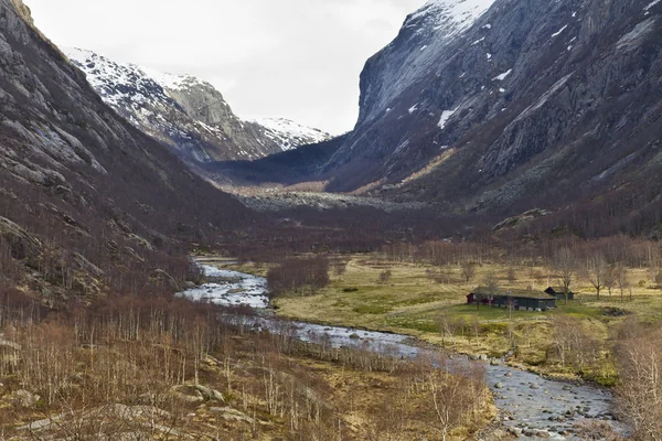 Vakantiehuis in de bergen van Noorwegen — Stockfoto
