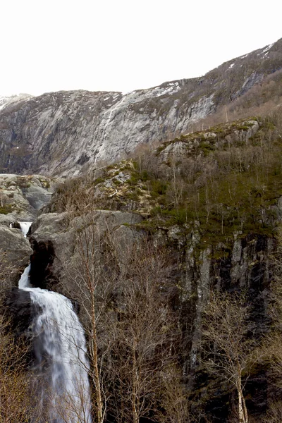Vodopád v horách v Norsku — Stock fotografie