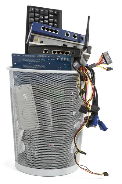 Chatarra electrónica en cubo de basura — Foto de Stock