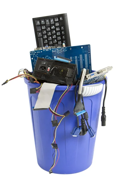 Déchets électroniques dans une poubelle bleue — Photo